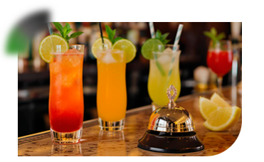 imagem de bebidas e sino de hotelaria em cima de um balcão